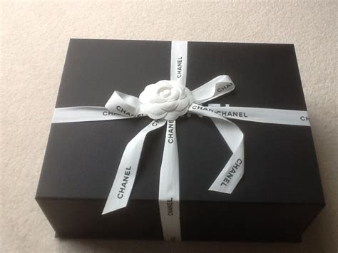 how to wrap a chanel box|chanel the art of detail.